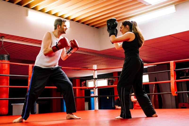 Während ihres ersten Einsatzes lernt Kommissarin Amira Mahdi (Aylin Ravanyar) ihren Kollegen Jonas Fischer (Lukas Piloty) auf eine besondere Weise kennen: Im Fitnessstudio eines Verdächtigen boxen die beiden gegeneinander. (Komparsen im Bild) – Bild: ZDF