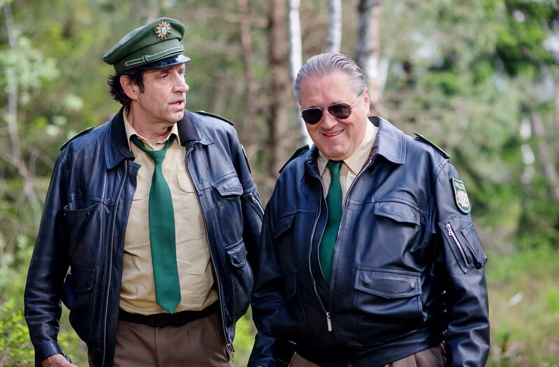 Girwidz (Michael Brandner, rechts) hält die Vermutungen von Staller (Helmfried von Lüttichau) für eher unwahrscheinlich. – Bild: ARD/​TMG/​Arvid Uhlig