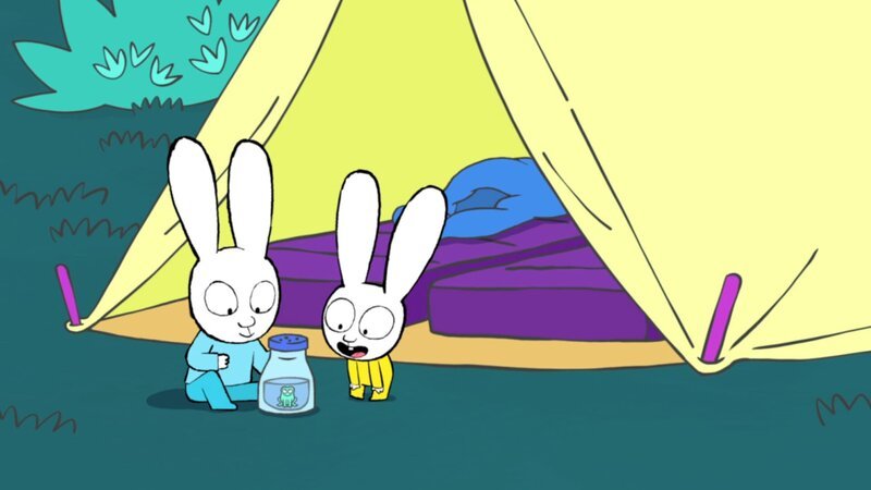 Am nächsten Morgen staunen Simon (l.) und Franz (r.) nicht schlecht, als im Glas tatsächlich ein Frosch sitzt. Vor dem Schlafengehen schwamm im Glas noch ein vermeintlicher „Babyfisch“. – Bild: ZDF