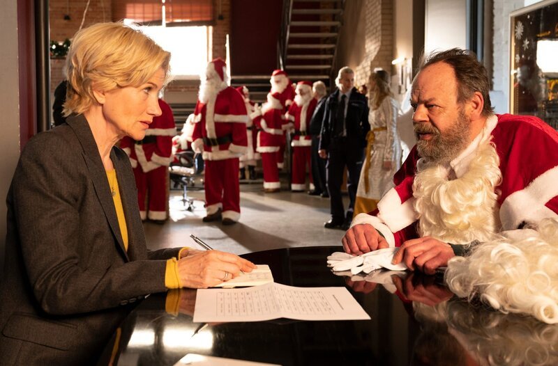 Weihnachtlicher Besuch im Präsidium, doch leider ist der Anlass nicht ganz so schön: Der Chef der Stuttgarter Weihnachtsmannzentrale wurde ermordet und so müssen dessen Mitarbeiter im Präsidium aussagen. Ruprecht Kranz (Pierre Shrady) berichtet Kriminalhauptkommissarin Martina Seiffert (Astrid M. Fünderich) von einem Streit, den er beobachtet hat. Bringt das die Ermittlungen weiter? – Bild: ZDF