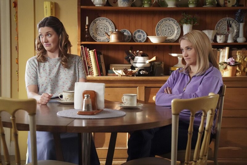Mary Cooper (Zoe Perry, l.); Mandy McAllister (Emily Osment, r.) – Bild: Warner Bros. Entertainment Inc.