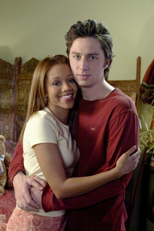 J.D. (Zach Braff, r.) wird von Carla und Turk auf die Straße gesetzt. Da seine Freundin Kylie (Chrystee Pharris, l.) immer noch nicht mit ihm schlafen will und demzufolge auch nicht möchte, dass er bei ihr übernachtet, begibt er sich auf der Suche nach einem Übernachtungsplatz auf eine wahre Odyssee … – Bild: Touchstone Television Lizenzbild frei