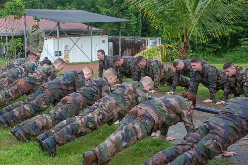 Liegestützen synchron: Im Ausbildungslager der Legion im südamerikanischen Französisch-Guyana. – Bild: Torben Müller /​ ZDF