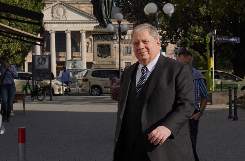 Staatsanwalt Bernd Reuther (Rainer Hunold) ermittelt diesmal im Fall einer getöteten Ärztin, die versuchte, Paaren den langersehnten Kinderwunsch zu erfüllen. – Bild: ZDF