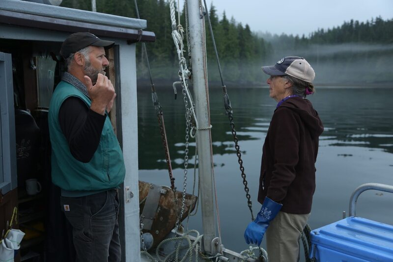 Jiggy Nichols und Gail Sterling fangen Lachs im kommerziellen Einsatz. – Bild: Wayne Moss /​ National Geographic