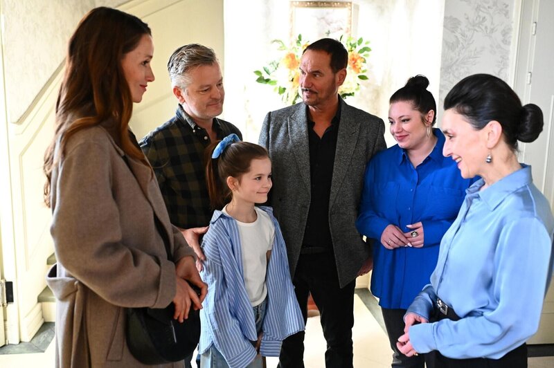Jenny (Kaja Schmidt-Tychsen, l.) nimmt im Beisein von Ingo (André Dietz, 2.v.l.), Richard (Silvan-Pierre Leirich), Vanessa (Julia Augustin, 2.v.r.) und Simone (Tatjana Clasing, r.) mit leichtem Herzen Abschied von Annabelle (3.v.l.). – Bild: RTL /​ Julia Feldhagen