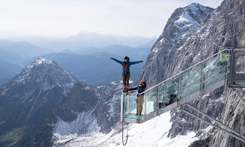 Felix (Johannes Jannasch, r.) und Moritz (N.N., l.) planen einen waghalsigen Bungee-Sprung. – Bild: ZDF und stephanie kulbach