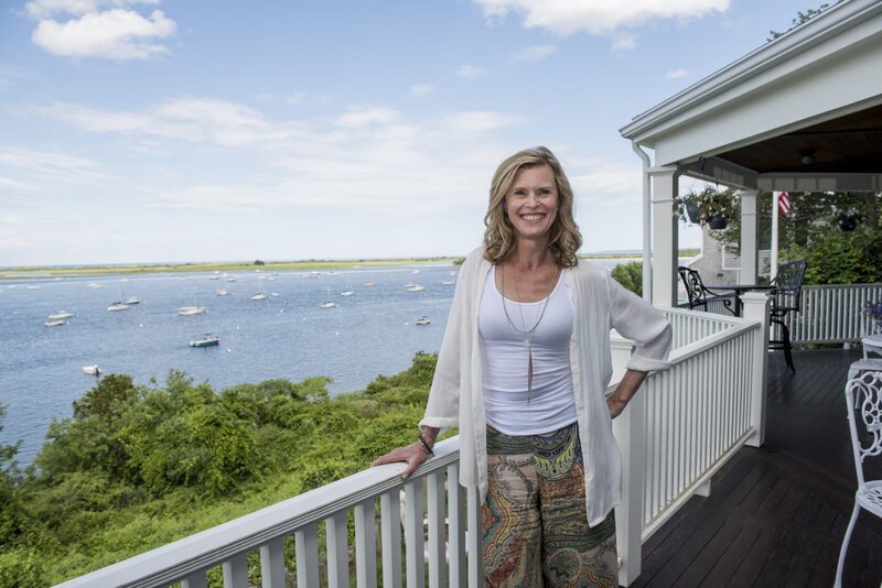 Ann-Margret (Leslie Malton) wurde zum Haussitten engagiert. – Bild: ZDF/​Rick Friedman