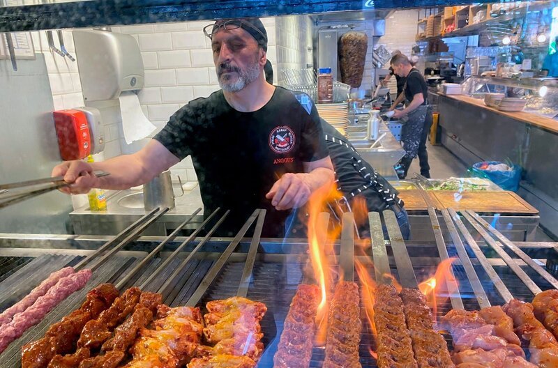 Der Raum Mannheim-Ludwigshafen ist ein Hotspot für orientalische Grillkunst in Deutschland. In Ne’fis Grill- und Kebabhaus im Bahnhof von Oggersheim brutzeln leckere Lamm- und Hähnchenspieße auf einem riesigen Holzkohle-Grill – ganz im Stil der großen Grillmeister aus dem südostanatolischen Gaziantep. – Bild: SWR