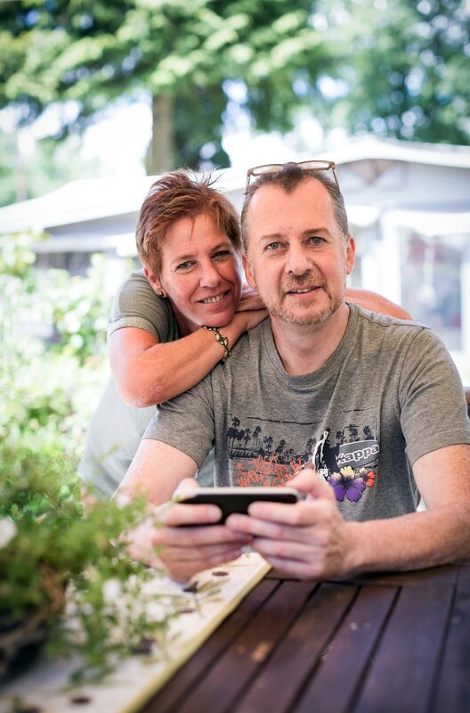Bei jedem geeigneten Anlass schmücken Susanne und Christian ihre Parzelle. – Bild: MDR/​timeline/​Alex Kraus