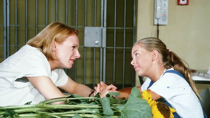 Endlich darf Lilli (Anna Herrmann, re.) ihre Mama (Bettina Kramer) wieder im Gefängnis besuchen. Doch Lilli leidet sehr darunter, dass ihr Bruder kein Kontakt zur Mutter haben will. – Bild: RTL