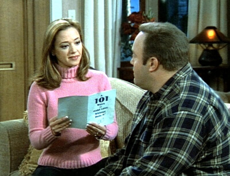 Carrie (Leah Remini) glaubt, dass Doug (Kevin James) und sie in ihrer Beziehung nicht genügend miteinander Reden. Deshalb hat sie ein zweiwöchiges Liebesverbot verhängt. Jetzt suchen sie nach anderen Möglichkeiten, um dem anderen zu zeigen wie sehr sie sich lieben … – Bild: RTL II