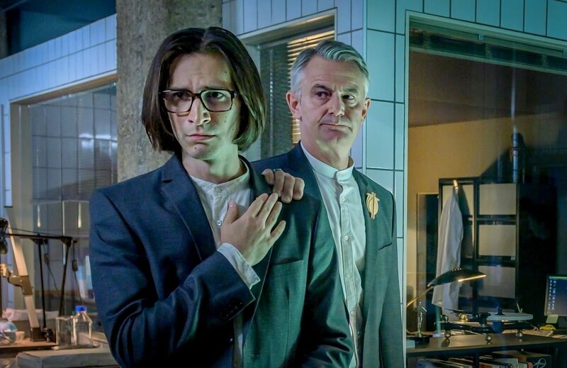 Das SOKO-Team taucht ein in die Welt einer alternativen Glaubensgemeinschaft, der auch Johannes Hansen (Nikolaas von Schrader, l.) und Heribert Fian (Robert Lohr, r.) angehören. – Bild: ZDF