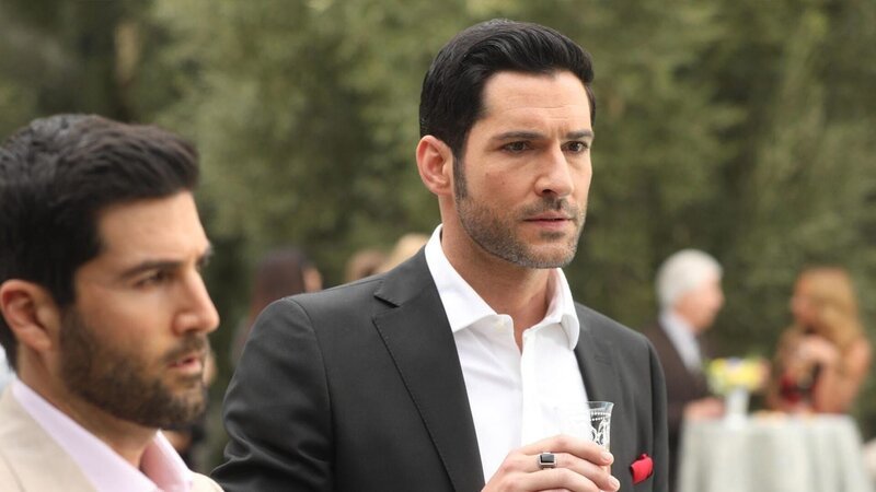 On the right: Lucifer Morningstar (Tom Ellis) – Bild: PLURIMEDIA (Warner Bros)