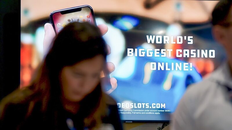 Das Geschäft mit den Online-Casinos ist weltweit ein Wachstumsmarkt. Branchentreffen, wie hier in Malta, ziehen viele tausend Aussteller und Besucher an. – Bild: ORF/​Zeitsprung Pictures/​Jürgen Staiger