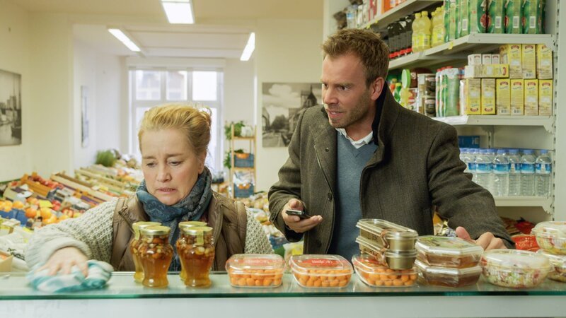 Nadja Engel als Karla Weber (l.), Dominic Boeer als Lars Pöhlmann (r.) – Bild: ZDF