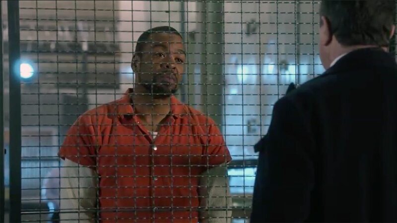 Während Danny und Baez den Mord an einem Gang-Anführer untersuchen, versucht Frank (Tom Selleck, r.) zu schlichten, aber das grausame Morden geht weiter. Muss Frank einen Deal mit Method Man (Mario Hunt , l.) eingehen? – Bild: 2017 CBS Broadcasting, Inc. All Rights Reserved Lizenzbild frei