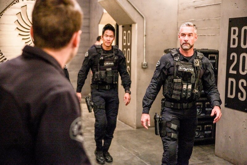 Victor Tan (David Lim l.) und David ‚Deacon‘ Kay (Jay Harrington) – Bild: ORF/​Sony Pictures/​CBS/​Jordin Althaus