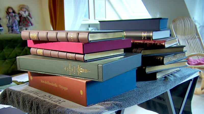 Bei Haustürgeschäften werden älteren Menschen vermeintlich wertvolle Buchdrucke zu horrenden Preisen verkauft. Die angeblichen „Kulturschätze“ entpuppen sich jedoch meist als überteuerte Nachdrucke. – Bild: ORF