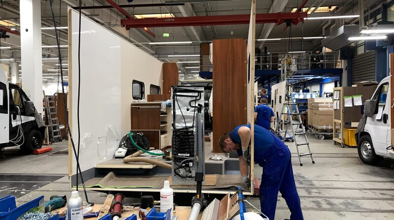 200 bis 300 Möbelteile werden für einen Wohnwagen gefertigt und eingebaut. – Bild: NDR/​Produktion Clipart