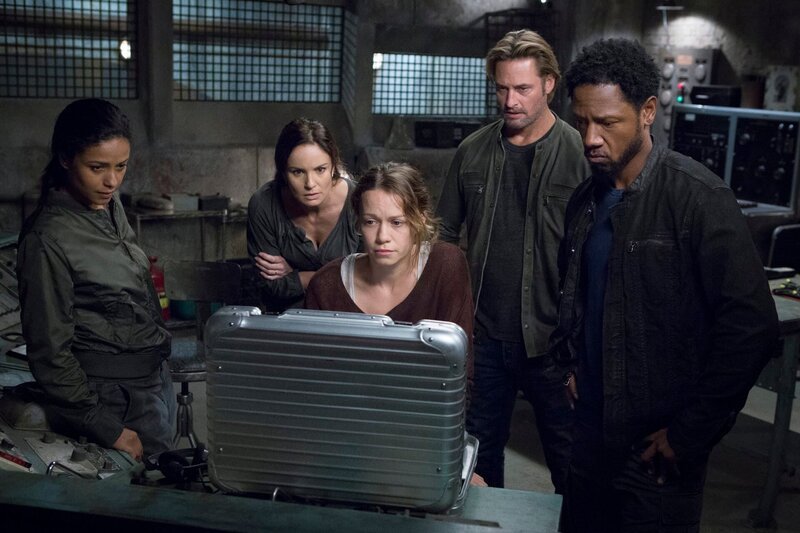 COLONY -- „Seppuku“ Episode 212 -- Pictured: (l-r) Meta Golding as Noa, Sarah Wayne Callies as Katie Bowman, Bethany Joy Lenz as Morgan, Josh Holloway as Will Bowman, Tory Kittles as Broussard -- (Photo by: Isabella Vosmikova/​USA Network) – Bild: USA Network Media, LLC