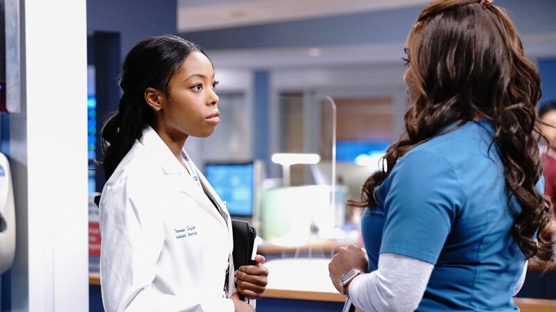 Chicago Med Staffel 6 Folge 14 Mutter und Tochter: Asjha Cooper as Vanessa Taylor, Marlyne Barrett as Maggie Lockwood. – Bild: SRF/​NBC Universal