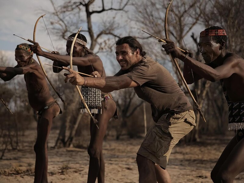 Hazen, Touka, Mosse and Jonas with bow and arrows. Although Hazen uses a modern bow at home, he struggles with this smaller one. – Bild: National Geographic