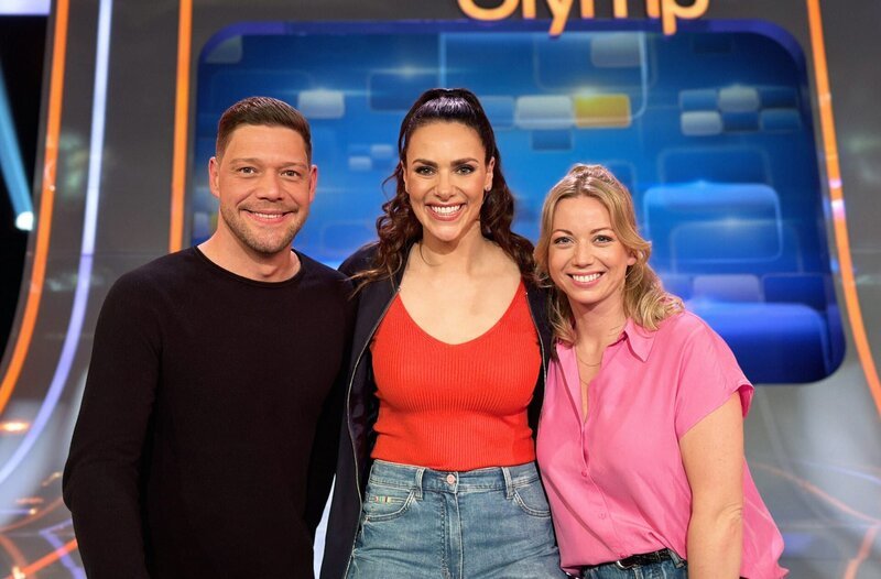 Moderatorin Esther Sedlaczek (M.) mit den Kandidaten des Teams „Kulinarik“: Robin Pietsch (l.) und Zora Klipp (r.) – Bild: ARD/​ITV Studios