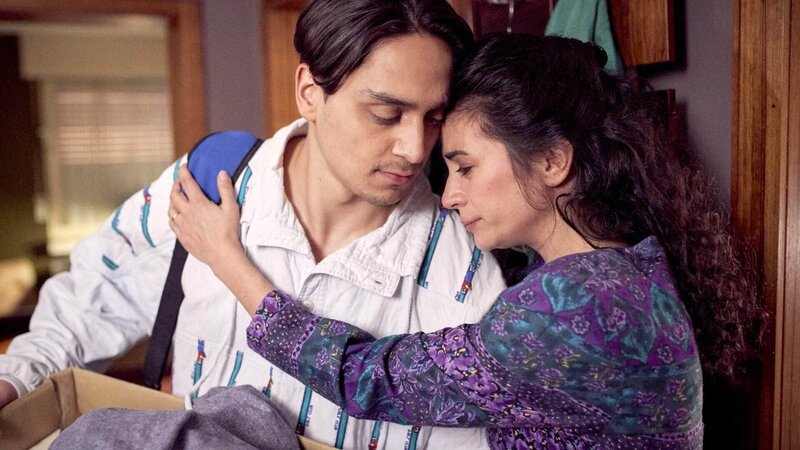 Rückblende (1985): Der 16-jährige Semir (Yasin Boynuince) zieht zu Hause aus, was seine Mutter Selma (Pina Erncin) traurig macht. – Bild: RTL /​ Guido Engels