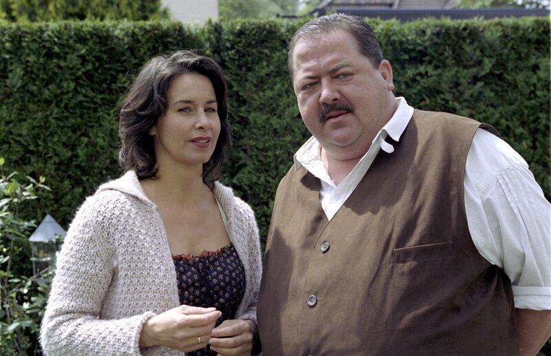 Zunächst wollte Ingrid Taubenthaler (Katharina Müller-Elmau) ihren alten Schulfreund Korbinian Hofer (Joseph Hannesschläger) diskret bei einer dummen Geschichte mit einem Kaufhausdetektiv um einen Gefallen bitten, aber nun ist der ermordet worden und die Diskretion ist hin. – Bild: ORF 2