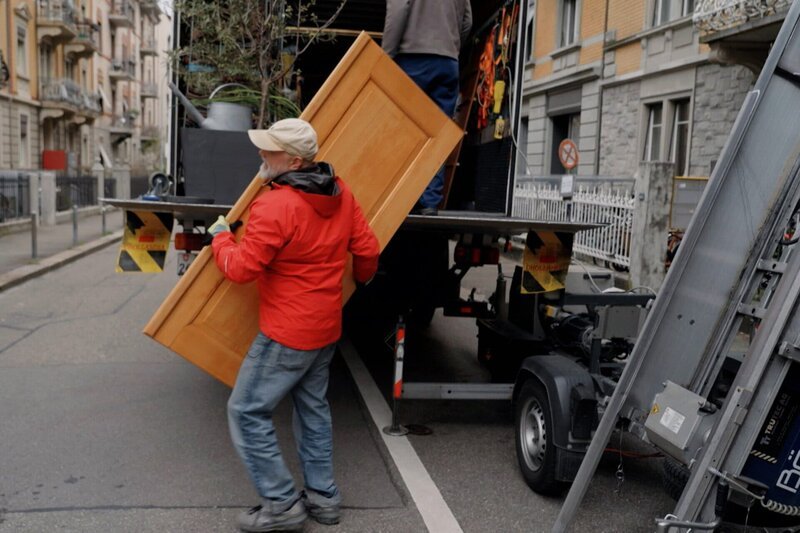 Von 150m2 ziehen Annette und Martin in eine viel kleine Wohnung mit 90m2. – Bild: SRF