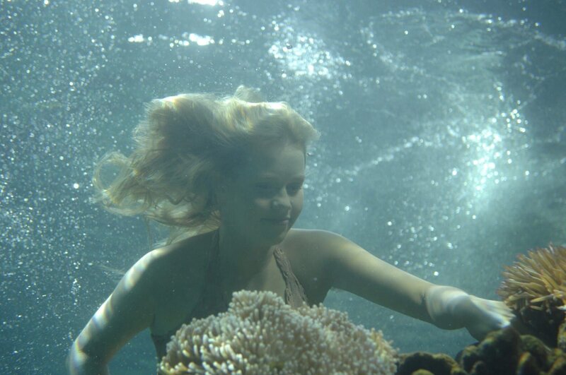 Emma (Claire Holt) hat im Meer eine wunderschöne Koralle für Cleos Aquarium entdeckt. Beim Abbrechen schneidet sie sich allerdings in den Finger. – Bild: ZDF/​Jasin Boland u.a.