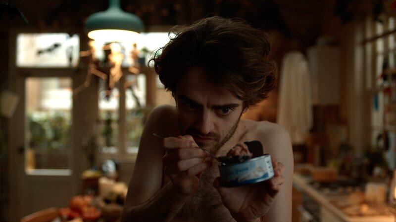 Jizzlord (Luke Rollason) greift zum Thunfisch, in der Hoffnung, seinen Verpflichtungen zu entfliehen. – Bild: Disney Enterprises, Inc. /​ ZDF und © Disney Enterprises, Inc.