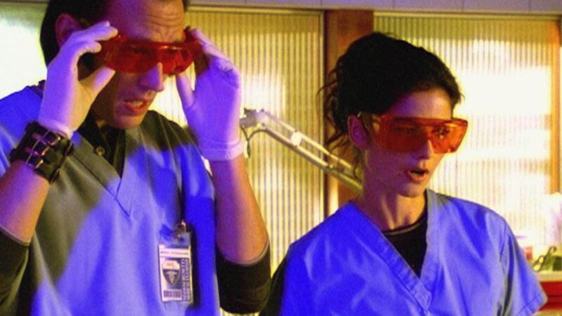 Nigel (Steve Valentine) und Jordan (Jill Hennessy) untersuchen die Leichen der Kinder. Wurden sie von ihrem Vater ermordet? – Bild: RTL /​ NBC Universal