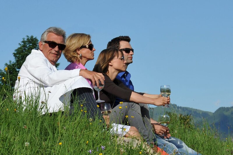 (V.l.n.r.) Hannes Kofler (Heinz Marecek), Gräfin Schönberg (Andrea L’Arronge), Karin Kofler (Kristina Sprenger), Lukas Roither (Jakob Seeböck) – Bild: ORF 1