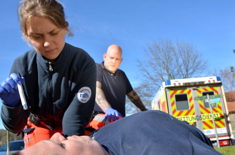 Im Notfall zählt jede Sekunde – und trotzdem müssen die Retter stets achtsam und konzentriert sein. Kein Einsatz gleicht dem anderen. – Bild: NDR/​Verena Künstner