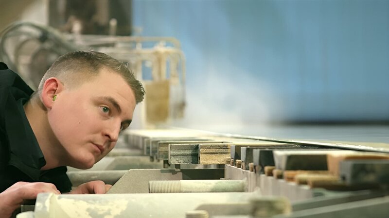 Mann schaut auf Produktionsstraße von Papier. – Bild: RTL /​ TVT.media