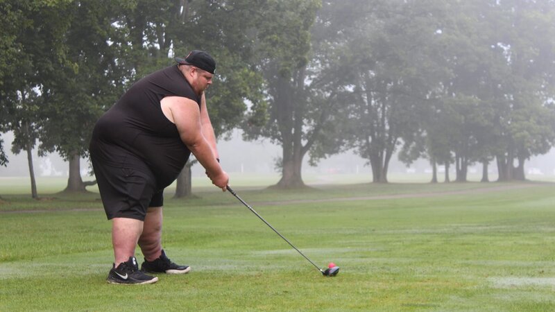 Mike, outside golfing, side, back – Bild: TLC (DEUT)