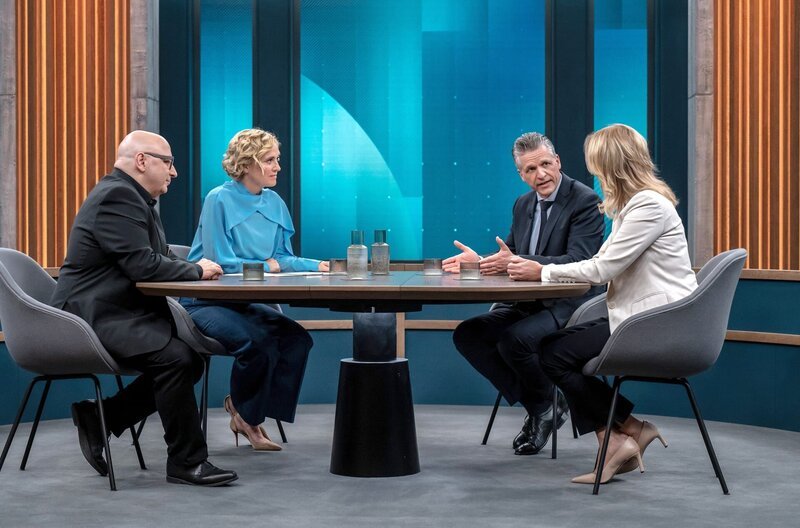Caren Miosga mit ihren Gästen: Armin Nassehi (Soziologe, Ludwig-Maximilians-Universität München), Thorsten Frei (Chef des Bundeskanzleramtes, CDU) und Kerstin Münstermann (Journalistin, Leiterin Parlamentsbüro Rheinische Post, v. l. n. r.). – Bild: NDR/​Thomas Ernst