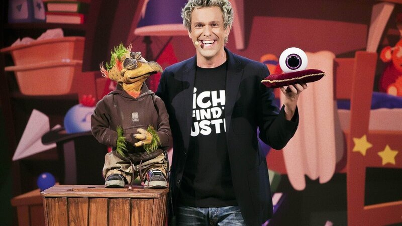 Puppenspieler Sascha Grammel mit Frederic Freiherr von Furchensumpf, dem knapp ein Meter zehn vogelgewordene Widerworte in Gestalt eines vorlauten Adler-Fasans. – Bild: TVNOW /​ Michael Zargarinejad /​ Universal Music