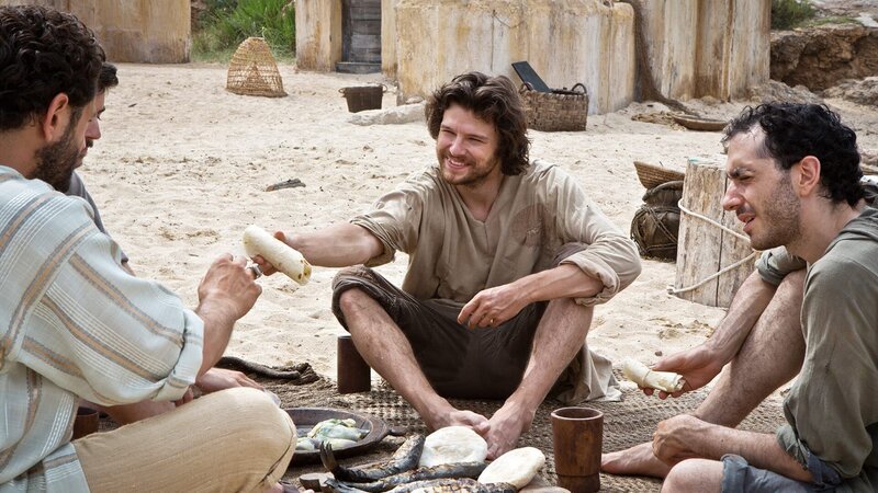 Franziskus (Mateusz Kosciukiewicz) und Gefaehrten. – Bild: Mauro Sostini/​Bibel TV