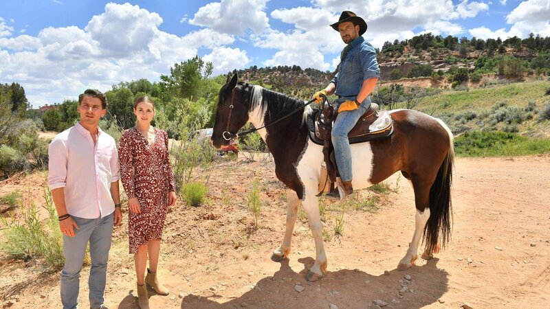 Helfer in der Not, v.li.: Martin Bruchmann als Markus Becker, Teresa Klamert als Annika Becker, Ben Blaskovic als Mike Renner – Bild: SRF/​ZDF/​Dirk Bartling