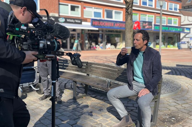 Jo Hiller in Drehszene für die Tricksfolge „Die Tricks der Milchindustrie“. – Bild: NDR/​Thomas Eckert