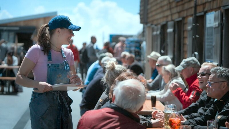 Einkehrschwung in der Berghütte auf der Zugspitze. – Bild: ORF/​Autentic