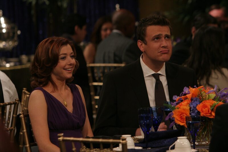 Auch Lily (Alyson Hannigan, l.) und Marshall (Jason Segel, r.) lassen sich die Feier nicht entgehen, bei der Robin eine Auszeichnung für ihre journalistische Arbeit erhält … – Bild: 20th Century Fox International Television
