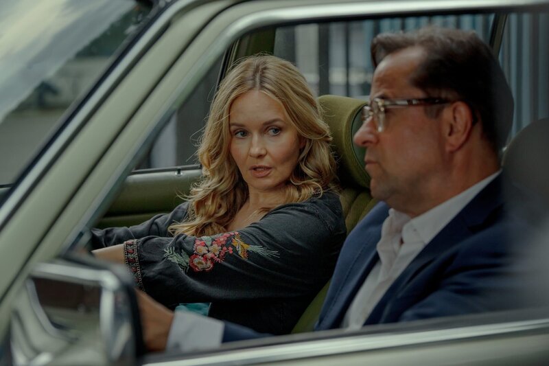Marie-Luise Hoffmann (Stefanie Stappenbeck) wird aus der U-Haft entlassen. Joachim Vernau (Jan Josef Liefers) holt sie ab. – Bild: ZDF und Stefan Erhard