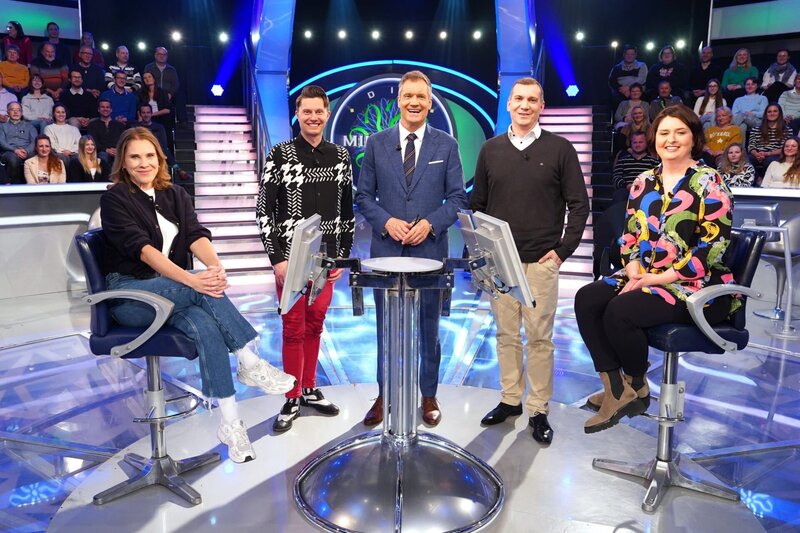 v.li.: Silvia Michelitsch (Wien), Markus Hänsel (Klagenfurt), Armin Assinger, Josef Eigenstuhler (Abersee in Salzburg), Jenny Dünser (Bregenz). – Bild: ORF /​ Stefan Gregorowius