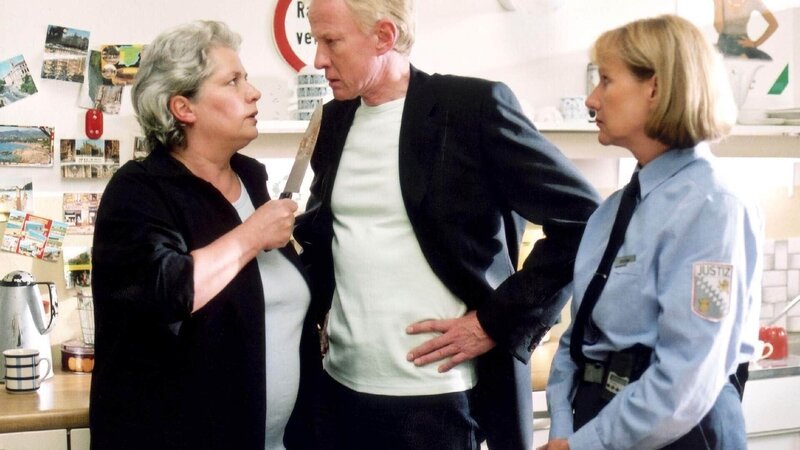 Uschi (Barbara Freier, li.) glaubt, dass Jutta (Claudia Loerding) der Grund für die Scheidung ist. Als sie ihren Noch-Ehemann (Rainer Goernemann) und Jutta zusammen trifft, eskaliert die Situation … – Bild: MG RTL D /​ Richard Hübner