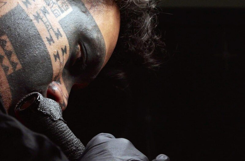 Heretu Tetahiotupa, Tätowierer und Kulturbeauftragter der Marquesas-Inseln – Bild: Benjamin Picard