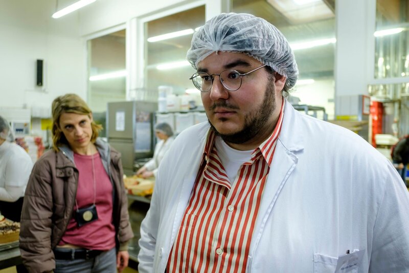 Die vermisste junge Frau arbeitet in der „Konditorei AG“. Unter den Mitarbeitenden herrscht eine Mauer des Schweigens. Auch der Qualitätscontroller Martin Sander (Axel Ranisch) kann oder will die Fragen von Tamara Meurer (Anja Pahl) nicht beantworten. – Bild: ZDF